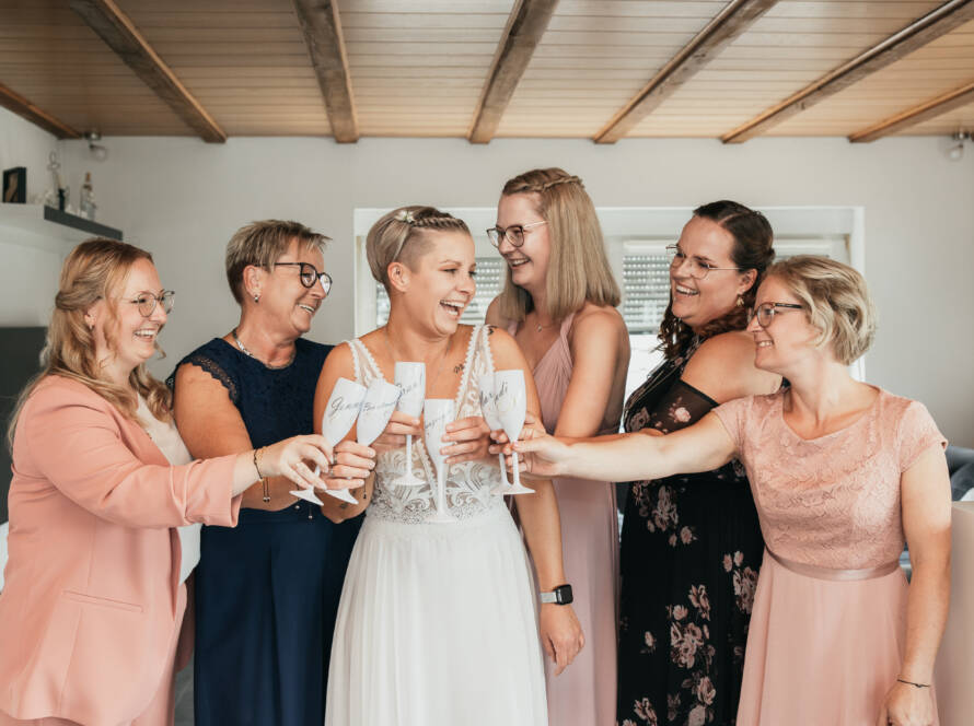 Getting Ready vor einer Hochzeit mit Braut und Bridesmaids