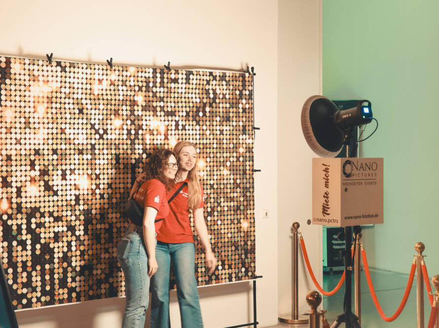 Fotobox von NanoPictures steht in der Documentahalle in Kassel auf einer Feier.